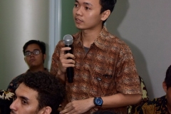 Salah satu peserta yudisium sedang melakukan sesi tanya jawab, di acara yudisium FTKI, di Menara UNAS, Ragunan, Jakarta, Senin (15-4).
