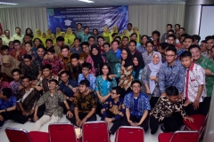 foto bersama para peserta yudisium,  di acara yudisium FTKI, di Menara UNAS, Ragunan, Jakarta, Senin (15-4)