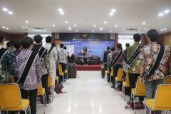 Menyanyikan lagu Indonesia Raya dan Mars Unas dalam pembukaan kegiatan Yudisium FTKI Semester Genap Tahun Akademik 2022/2023 di Ruang Aula Unas Blok I Lt.IV, Sabtu, 7 Oktober 2023