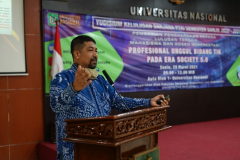 Prof. Dr. Iskandar, S.T., M.T., selaku Guru Besar FTKI saat memberikan pembekalan kepada para lulusan saat Yudisium FTKI UNAS semester ganjil 2020/2021