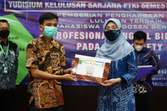 Pemberian penghargaan kepada Penerima Beasiswa dari PT. Bank Shinhan Indonesia atas nama Budi Julian pada kegiatan Yudisium semester ganjil 2020/2021