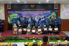Foto bersama dosen dan para lulusan pada Yudisium semester ganjil 2020/2021