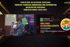 Pemberian penghargaan kepada Lulusan Terbaik FTKI dan program studi Informatika atas nama Dimas Dandy Aryarajendra Saputro dengan IPK 3,94 pada kegiatan Yudisium semester ganjil 2020/2021
