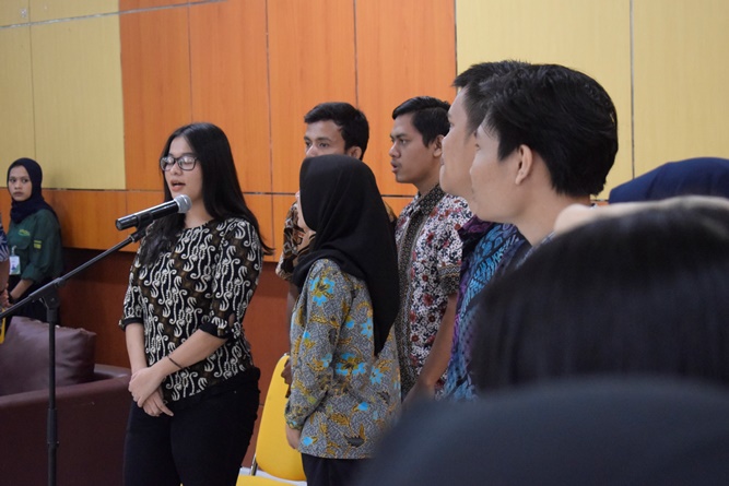 para mahasiswa FTKI sedang menyanyikan lagu Indonesia Raya dalam pembukaan yudisium