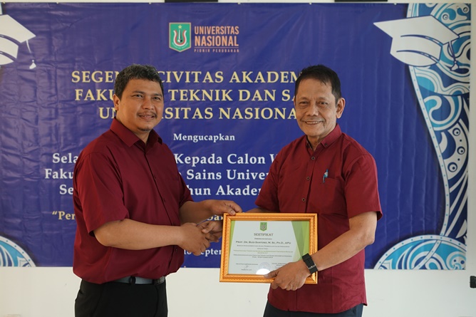 Pemberian sertifikat kepada Dosen FTS / Narasumber Prof. Dr. Budi Santoso, M.Sc., Ph.D., APU (kanan)