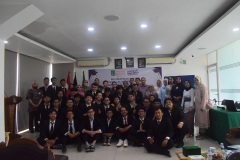 Momen Foto Bersama Para Wisudawan Fakultas Teknik dan Sains dalam Kegiatan Yudisium