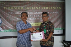 Pemberian sertifikat kepada alumni fakultas pertanian UNAS  Saptomo Setiawan, S.P., M.M.  diberikan langsung oleh Dekan Fakultas Pertanian Ir. Inkorena G.S. Sukartono, M.Agr