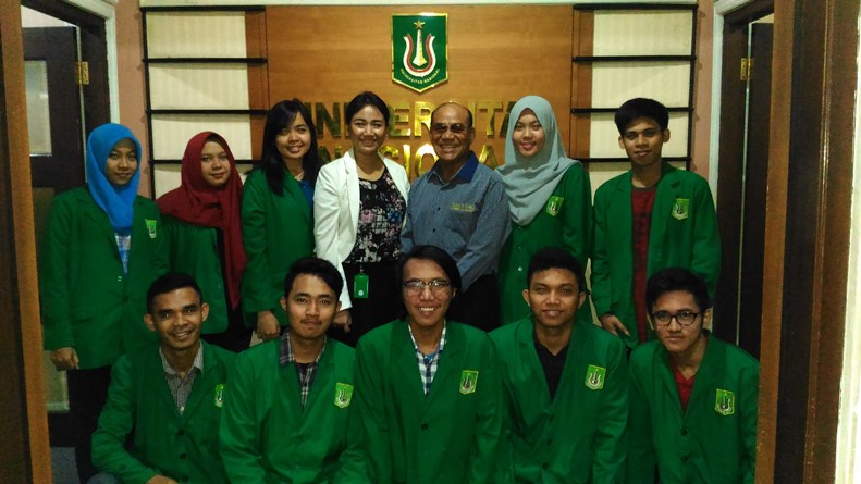 Foto Bersama Mahasiswa dan Rektor
