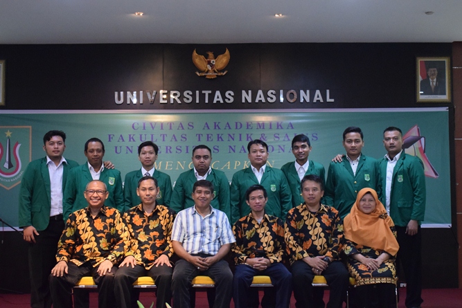 foto bersama calon wisudawan terbaik fakultas teknik dan sains UNAS dan para dosen dalam acara yudisium