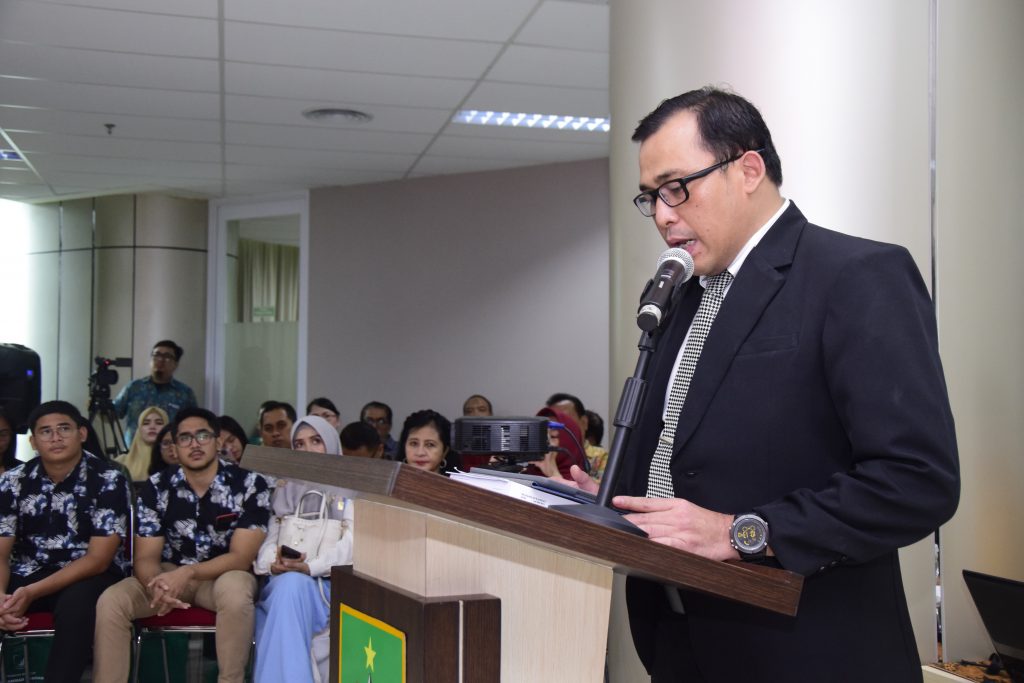 Sdr Dr. Muhammad Ramdan sedang membacakan hasil disertasinya kepada penguji, dan promotor, di Jakarta (21/3).