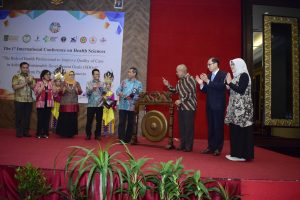 terlihat difoto Drs. Zaenal Komar.,Apt.,MA Kepala Balai Besar Pelatihan Kesehatan Kemenkes RI melakukan ceremony pembukaan seminar internasional FIKES 2019 dengan melakukan pemukulan gong dan disaksikan oleh Rektor Unversitas Nasional Dr.Drs. El Amry Bermawi Putera, M.A, Chung Bong Hyup, B.A, Rektor Pollytech College Korea Selatan dan Dekan FIKES UNAS Dr. Retno Widowati, M.Si. di Jakarta, (14/3).