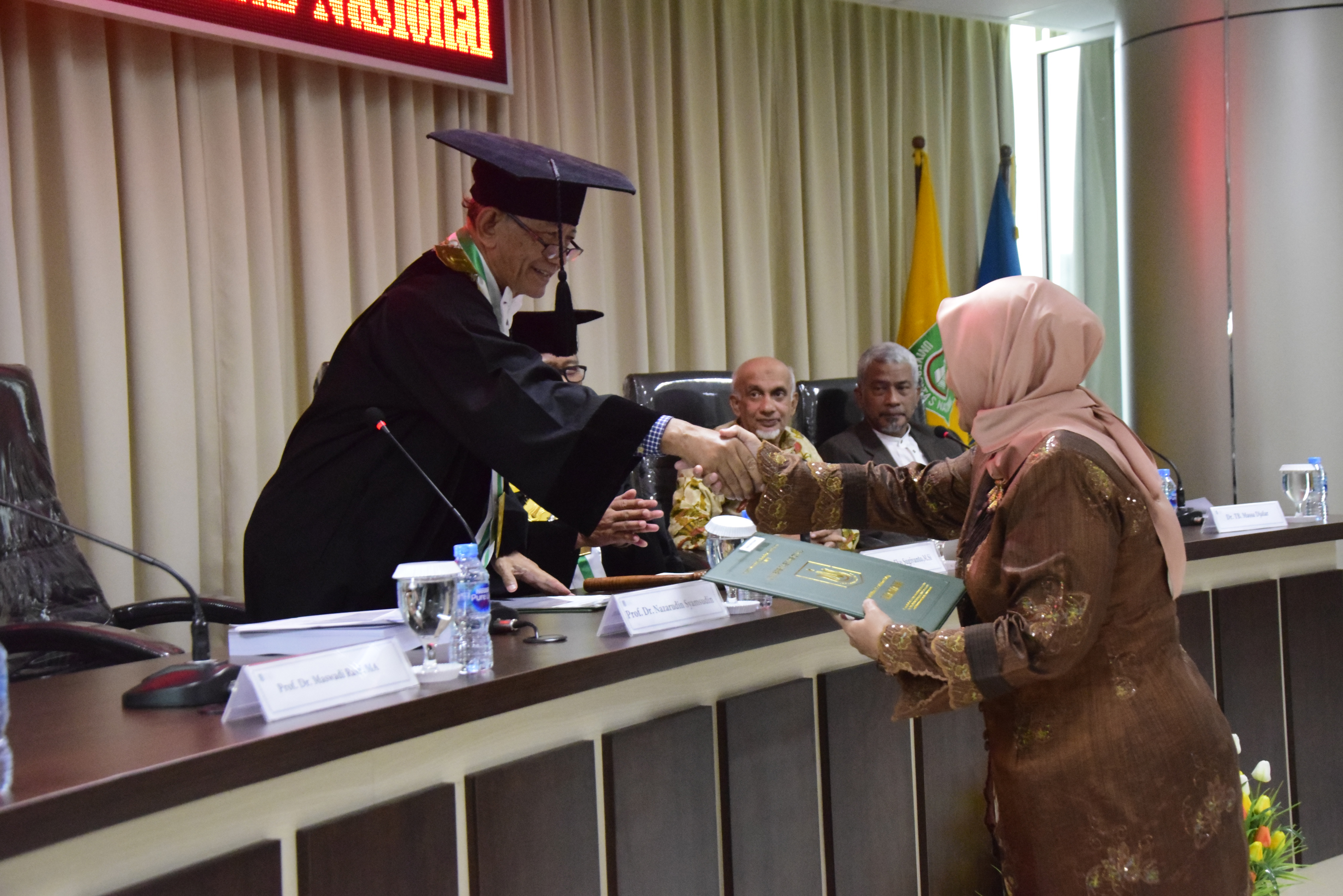 Sdr Any Hindrianty sedang menerima ijazah dari promotor, Prof. Dr. Nazarudin Syamsudin