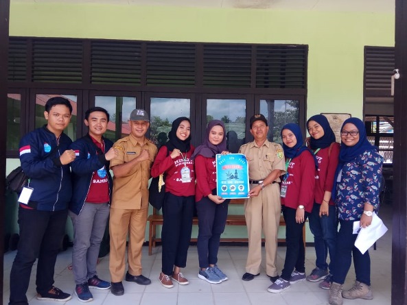 Foto bersama mahasiswa FIKES UNAS dengan pemerintah Kabupaten Sambas, Kalimantan Barat, 11-24 Maret 2019