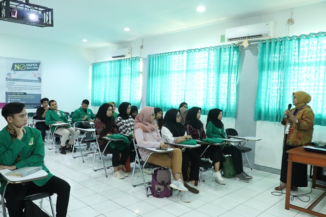 Para peserta mendengarkan dengan seksama materi yang diberikan oleh kepala Biro Administrasi Akademik Dra. Sri Handayani, M.Si. dalam kegitan PLBA UNAS, di Jakarta, (21/3)