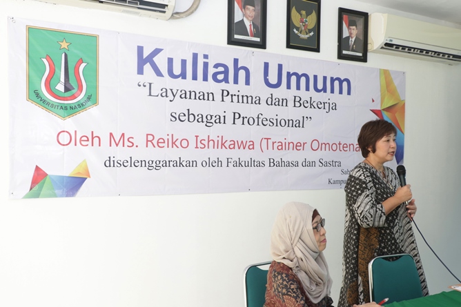 Trainer Omotenashi Jepang, Reiko Ishikawa (kanan) memberikan materi pada acara kuliah umum "Layanan Prima dan Bekerja Sebagai Profesional" di ruang seminar UNAS, Jakarta, Sabtu (6/4)