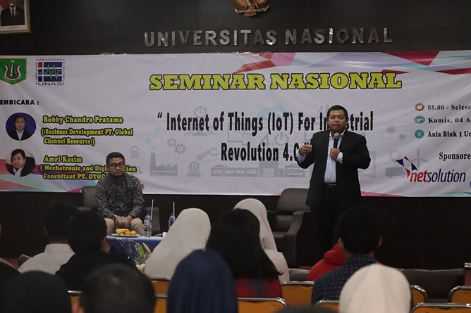 Mechatronic and Digitalization Consultant PT. Otodidac Amri Kosim memberikan materi tentang tantangan revolusi Industri 4.0 kepada para peserta pada acara seminar nasional "Internet of Things (IoT) For Industrial Revolution 4.0" di Auditorium blok 1 lantai 4 UNAS, Jakarta, Kamis, (4/4)