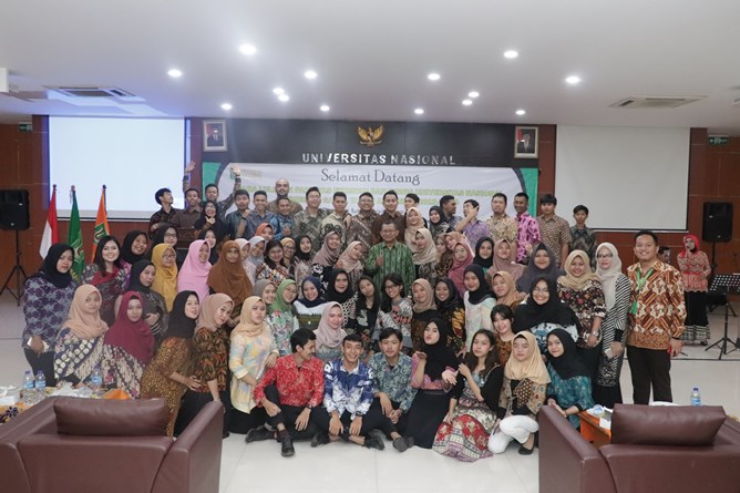 Foto bersama segenap pimpinan fakultas ekonomi dan bisnis dengan para lulusan pada acara yudisium FEB, di Auditorium blok 1 lantai 4, Jakarta (6/4)