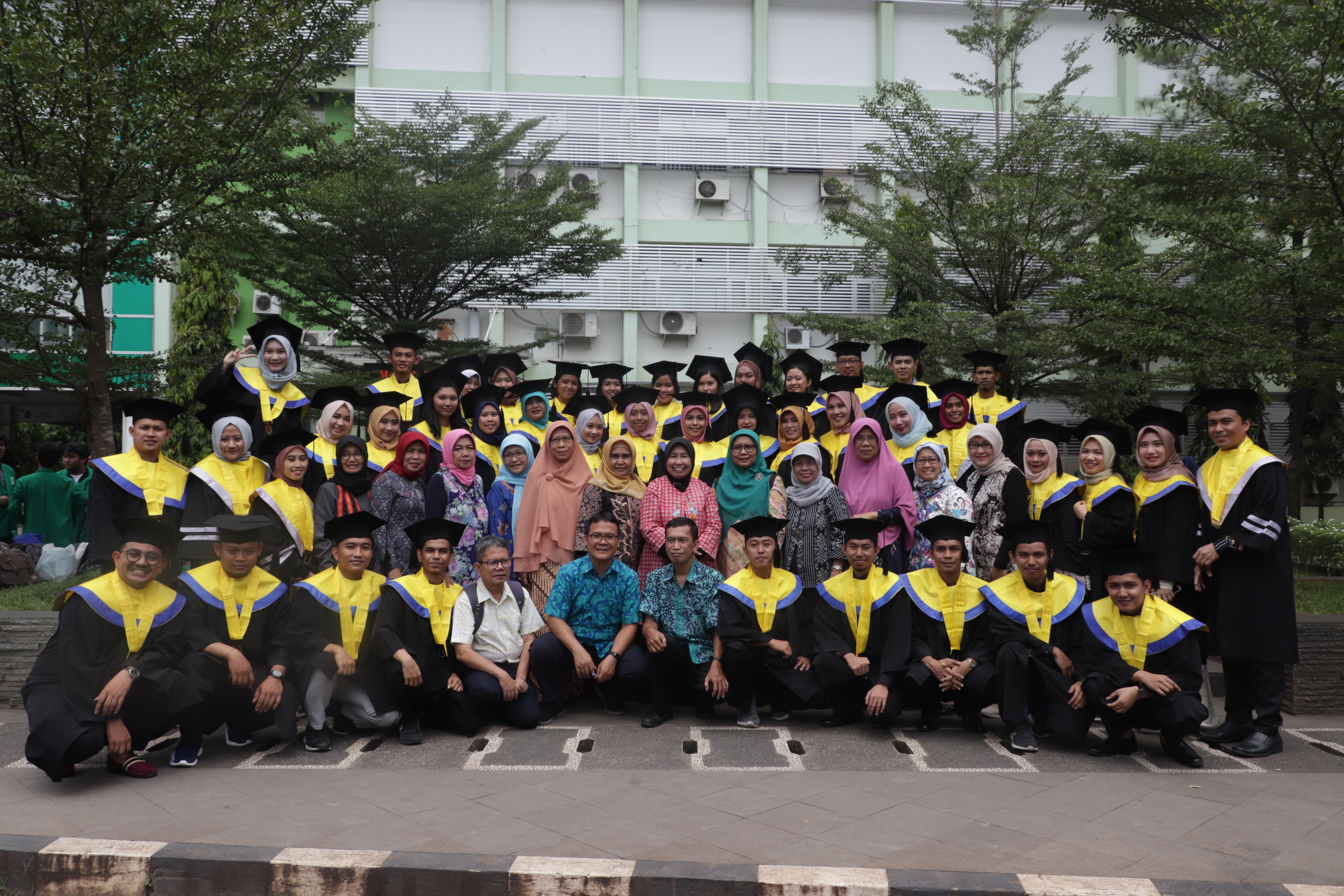 foto bersama para lulusan usai kegiatan yudisium di Taman Air Mancur UNAS, Jakarta (18-4) (2)