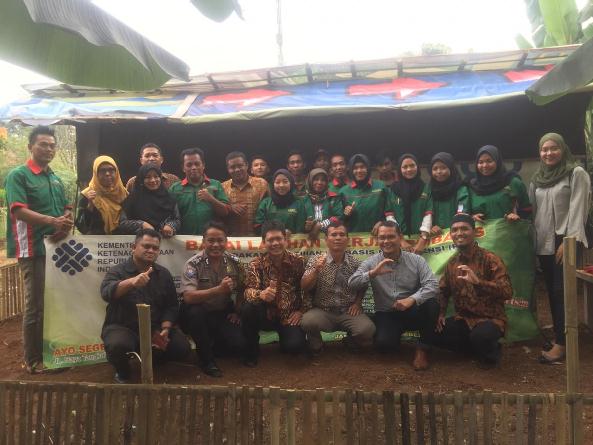 foto bersama mahasiswa dan dosen dalam bimtek Cara Pemeliharaan dan Beternak Bebek di Kelurahan Perigi Tangerang Selatan