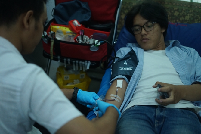 Peserta Donor darah saat mendonorkan darahnya