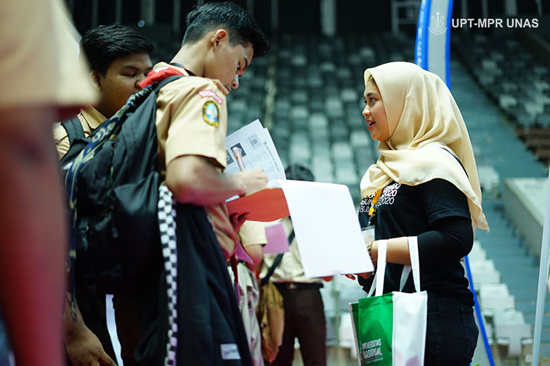 petugas pameran saat melayani siswa di Istora Senayan