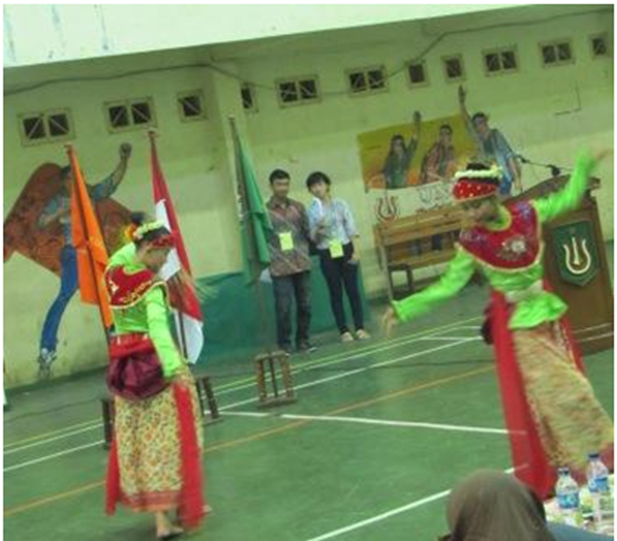 Jakarta (UNAS) - Melestarikan budaya bangsa merupakan kewajiban bagi seluruh masyarakat. Demikian juga Senat mahasiswa Fakultas Ekonomi Universitas Nasional yang turut melestarikan dan membangkitkan semangat cinta budaya Indonesia melalui acara yang tahunan, Economic Fair 2011. Kegiatan bertema "Mixed Urban Culture" tersebut akan diselenggarakan selama enam hari, pada tanggal 26 September - 1 Oktober 2011. Tema tersebut diangkat untuk meningkatkan kesadaran setiap mahasiswa agar lebih mencintai dan mengenal budaya bangsanya sendiri. "Indonesia itu kaya akan budayanya, sebagai bangsa Indonesia tentunya kita harus mencintai dan mengenal budaya kita lebih dalam, meskipun dalam acara ini kami hanya mengangkat budaya Betawi dan Jawa Tengah yaitu Jogjakarta, kami harap dapat mewakili dan menumbuhkan rasa cinta setiap mahasiswa terhadap budaya Indonesia" papar Ketua Pelaksana kegiatan yang juga merupakan mahasiswa Fakultas Ekonomi Unas, Herman Chiko Esnawan. Dalam acara tersebut akan terdapat berbagai macam rangkaian kegiatan, seperti bazaar, pagelaran seni, pameran batik tulis, dan rencananya panitia pun akan menyuguhkan perkusi pada puncak acara. Selain kegiatan yang berhubungan dengan seni dan budaya Indonesia, Economic Fair tahun ini pun akan menggelar kompetisi futsal bagi mahasiswa Fakultas Ekonomi dan Audisi Band bagi seluruh civitas akademika Unas. "Dengan adanya acara ini diharapkan tidak hanya dapat menumbuhkan kreatifitas dan sportifitas mahasiswa, tapi juga menjadi pelatihan dan pembelajaran mahasiswa dalam bekerja sama satu sama lain," ungkap Wakil Dekan Fakultas Ekonomi Unas, Herry Krisnandi, SE., MM dalam acara pembukaan Economic Fair 2011 di Gedung Serbaguna Unas, Senin (26/9). Acara yang berlangsung selama enam hari ini tentunya diharapkan dapat membangkitkan kesadaran mahasiswa untuk mencintai dan mengenal budaya Indonesia.