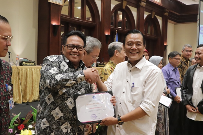 Wakil Rektor Bidang Administrasi Umum, Keuangan, dan SDM Prof. Dr. Drs. Eko Sugiyanto. M.Si (Kiri) menerima penghargaan atas prestasinya mencapai klaster utama pada pemeringkatan perguruan tinggi berbasis kinerja penelitian tahun saat acara Rapat Evaluasi Kinerja Tridharma Perguruan Tinggi Tahun 2019 dan Penyampaian Komitmen Kinerja Tahun 2020 pada hari Senin, 2 Desember 2019 di hotel Bidakara Jakarta