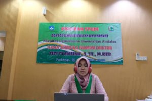 Dr. Siti Syamsiah, S.ST., M.Keb. saat menyampaikan ringkasan disertasinya dalam sidang promosi doktoral yang dilakukan secara online pada Selasa, 15 September 2020