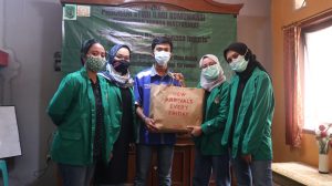 Kegiatan PKM pembelajaran dasar bahasa inggris kepada anak-anak Binaan Karang Taruna RT. 04 di Kecamatan Cimanggis Kelurahan Harjamukti, Depok yang dilakukan secara luring