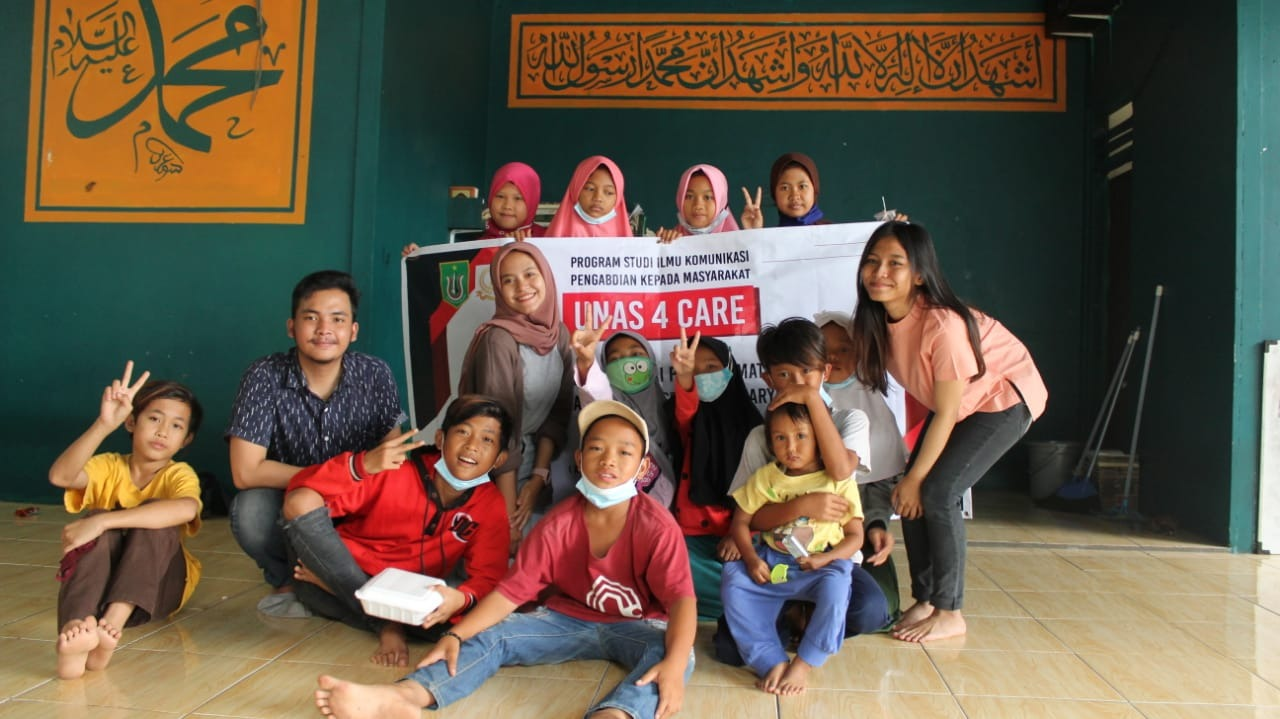 Foto bersama mahasiswa ilmu komunikasi unas dengan siswa/siswi sekolah master depok di sela sela kegiatan PKM