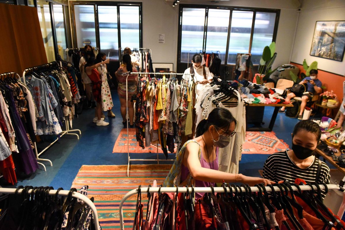 Pengunjung memilah pakaian di toko swap clothing di Singapura. (AFP) Pengunjung memilah pakaian di toko swap clothing di Singapura Sumber: https://mediaindonesia.com/weekend/384707/masyarakat-singapura-mulai-menyukai-fesyen-ramah-lingkungan