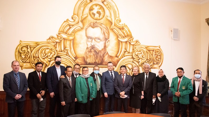 Foto bersama pada delegasi dalam lawatannya ke Ukraina pada 15-20 Maret 2021
