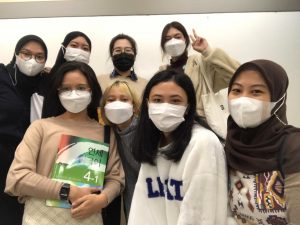 Foto bersama Para Mahasiswa Program Studi Bahasa Korea UNAS dengan Dosen dari Daegu Catholic University (masker hitam) saat program Student Exchange tahun 2021