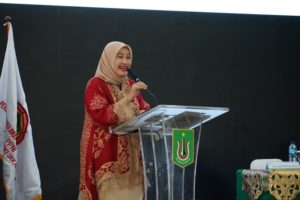 Dengan senyum yang terlukis diwajah Dr. Retno Widowati, MSi., memberikan sambutanya kepada pada lulusan Profesi Ners dan Profesi Bidan.