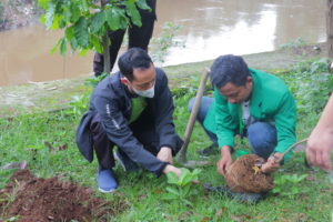 Salah satu perwakilan mahasiswa S2 Prodi Manajemen menyiapkan pohon untuk penanaman di bantaran kali Ciliwung.