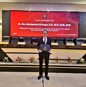 Dr. Drs. Mochamad Ali Asgar, S.H. M.M. M.Si., saat sidang Doktoral di Universitas Brawijaya Malang Jawa Timur.