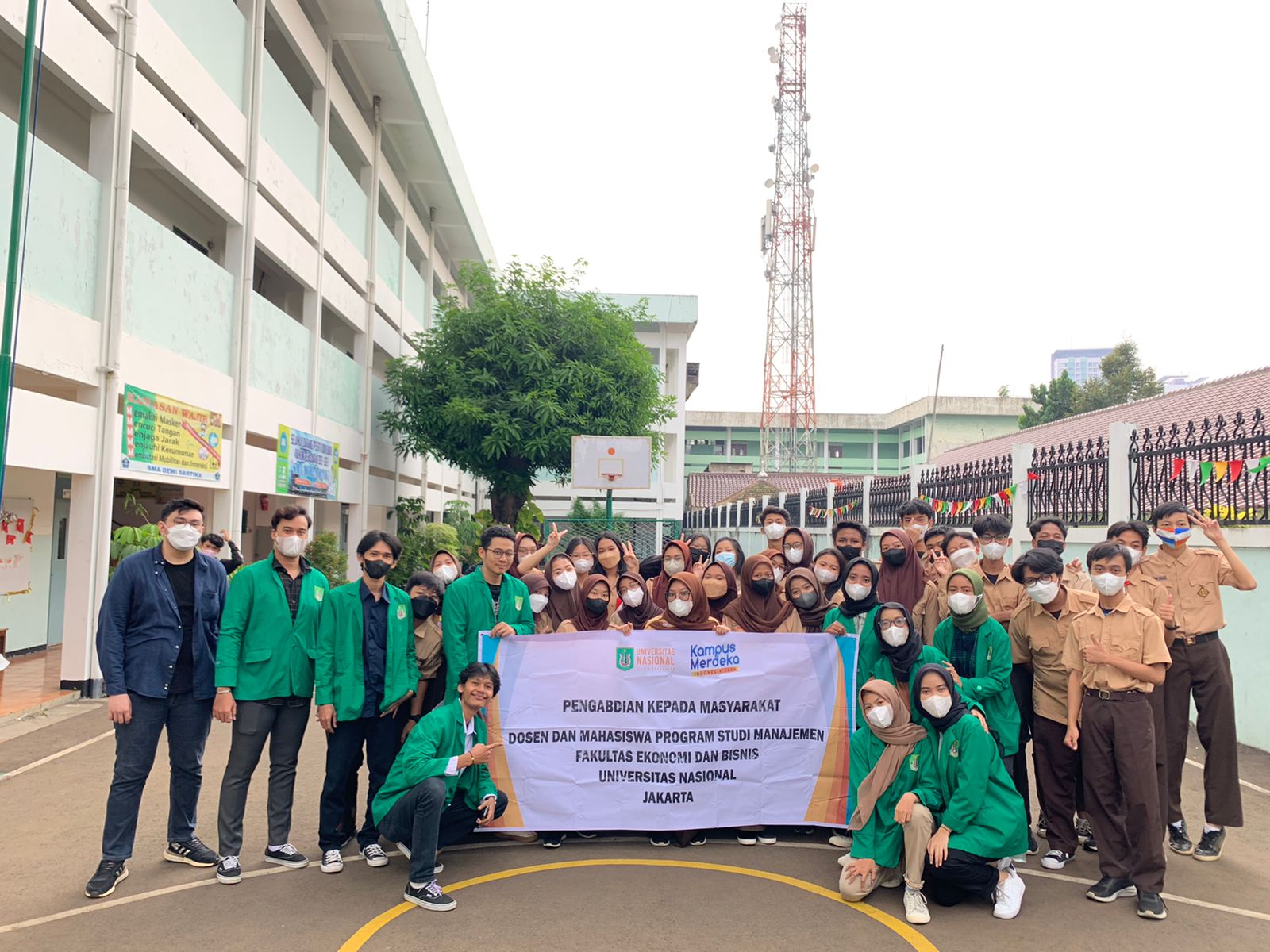 Prodi Manajemen UNAS Lakukan PKM di SMA Dewi Sartika Beri Pelatihan Kewirausahaan