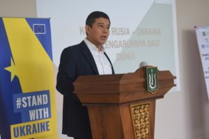 Prof. Yuddy Chrisnandi, S.H., S.E., M.E., saat memberikan kuliah tentang konflik Rusia dan Ukraina