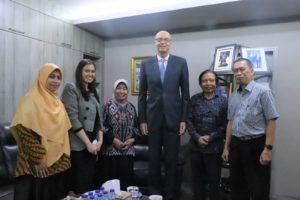 Foto bersama usai penjajakan kerja sama, di Ruang Rektor Unas