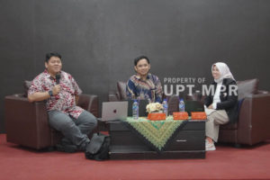 Saat sesi paralel yang diisi dengan paparan materi oleh narasumber yaitu Franova Herdiyanto, S.Kom., M.TI. (kiri), Dery Disan Ramali, S.Pd. (tengah) dan dipandu oleh moderator Husnawati, S.Si. (kanan)