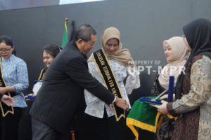 Penyematan slempang oleh Dekan Fakultas Ekonomi dan Bisnis Prof. Dr. Ir. Edi Sugiono, S.E., M.M. kepada lulusan terbaik dari Program Studi Manajemen