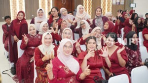 Para lulusan Fakultas Ilmu Kesehatan UNAS berpose ceria. Keceriaan mereka mencerminkan semangat kebersamaan dan kesiapan untuk menghadapi tantangan baru sebagai tenaga kesehatan profesional.